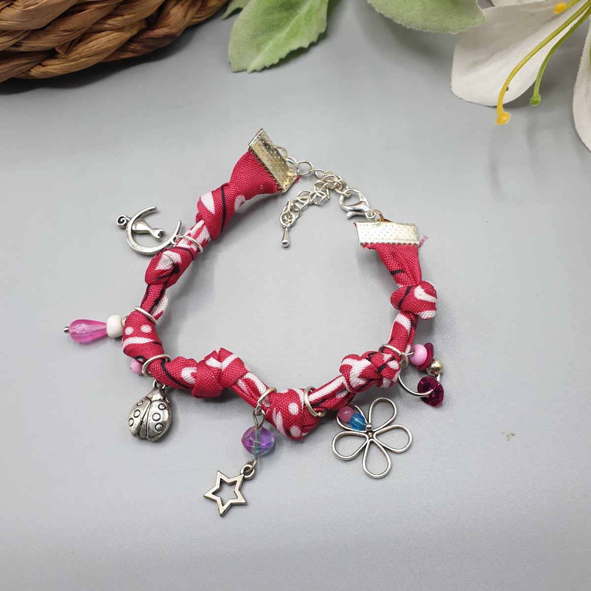 Bracciale bandana magenta 7 nodi con charms- Pezzo unico