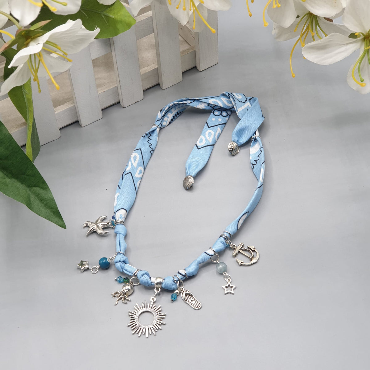 Collana Bandana celeste con Charms – Pezzo Unico