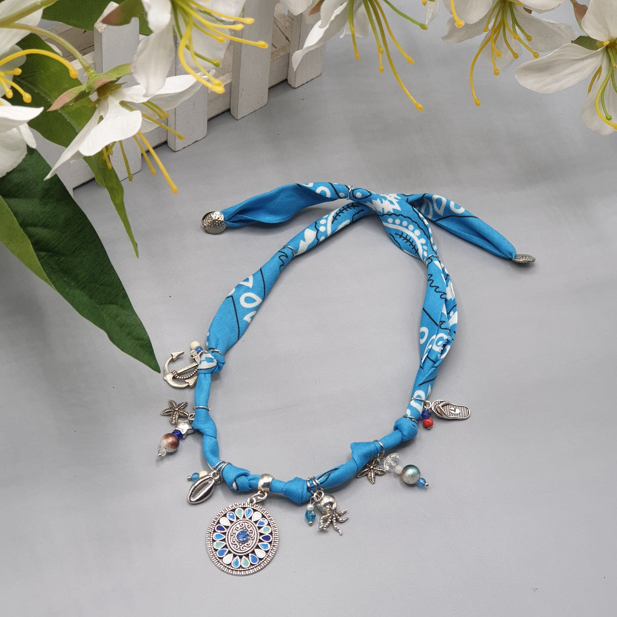 Collana Bandana azzurra con Charms – Pezzo Unico