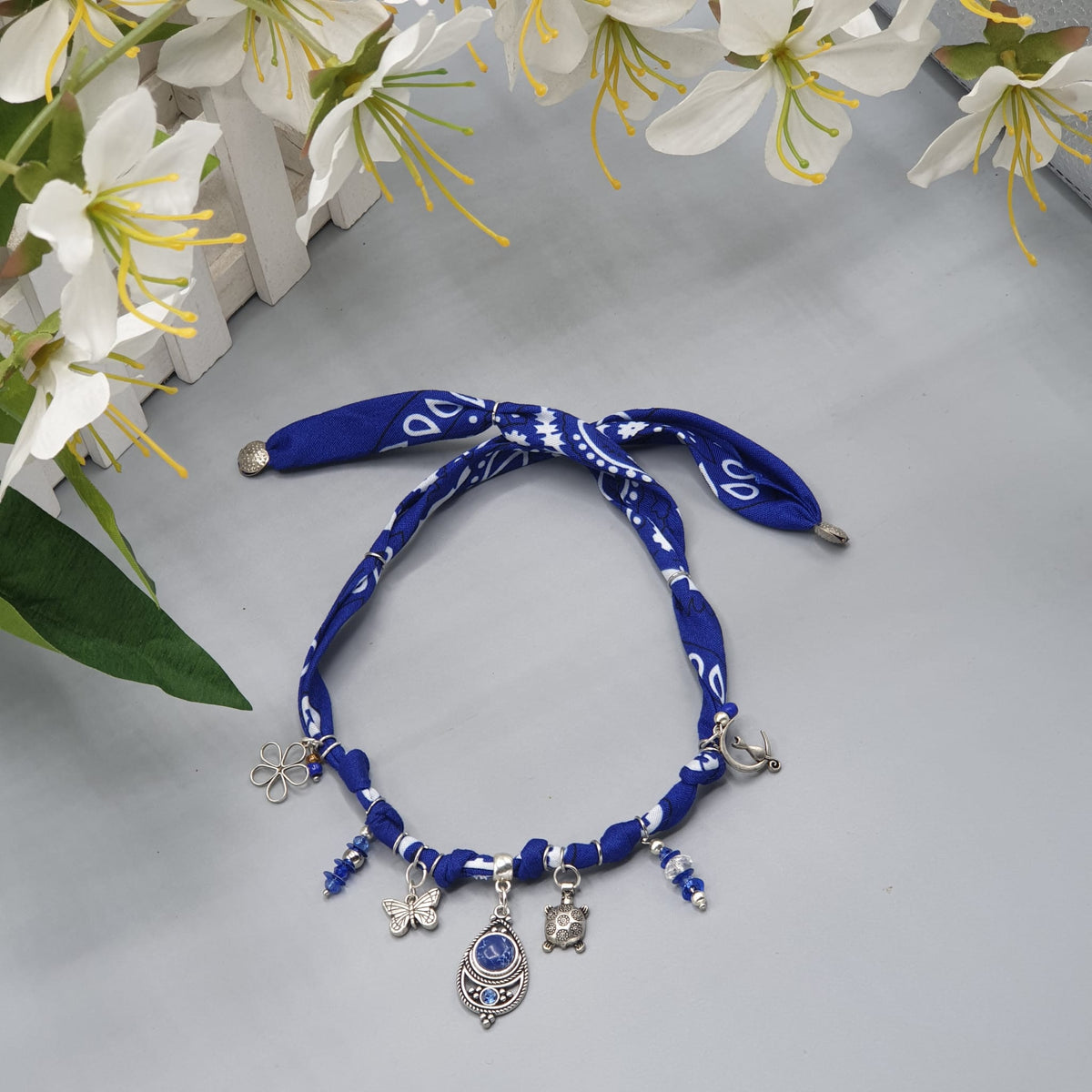 Collana Bandana blu cobalto con Charms – Pezzo Unico