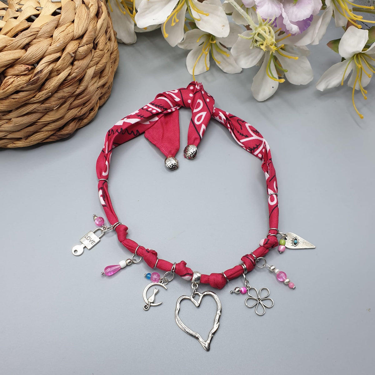 Collana Bandana magenta con Charms – Pezzo Unico