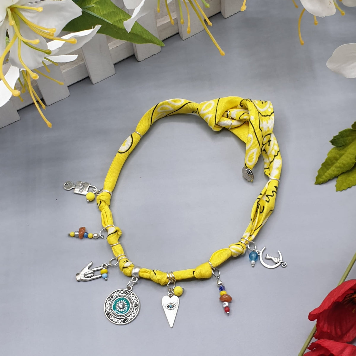 Collana Bandana gialla con Charms – Pezzo Unico