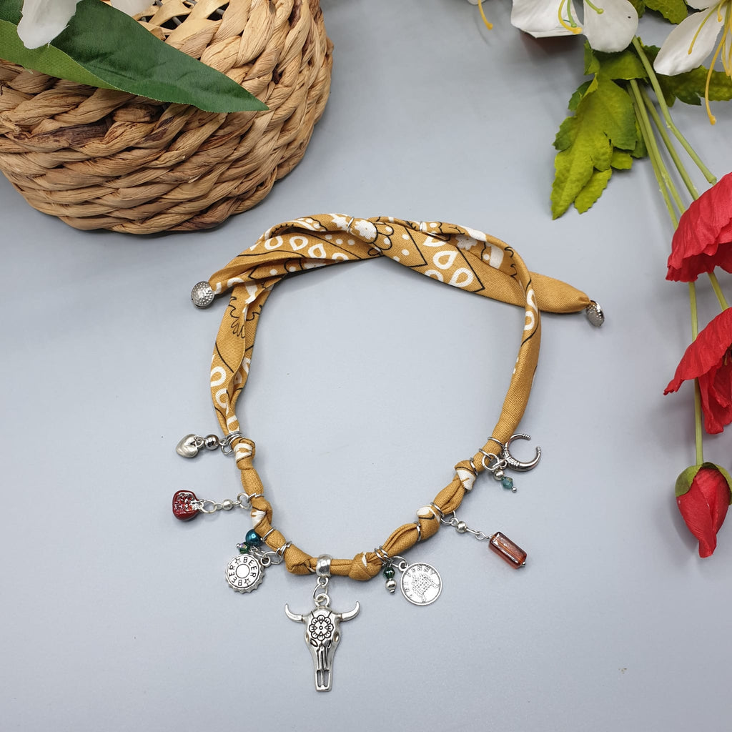 Collana Bandana tabacco con Charms – Pezzo Unico