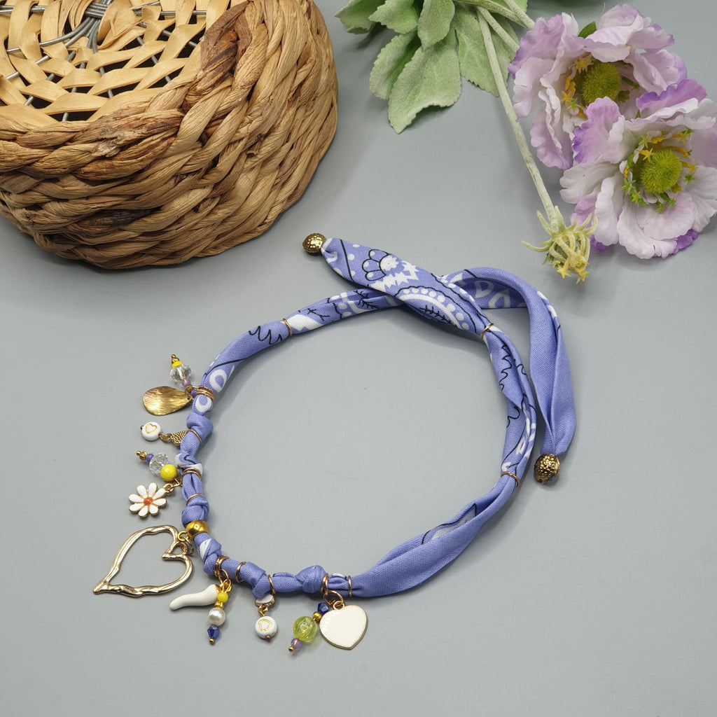 Collana Bandana lilla con Charms dorati – Pezzo Unico