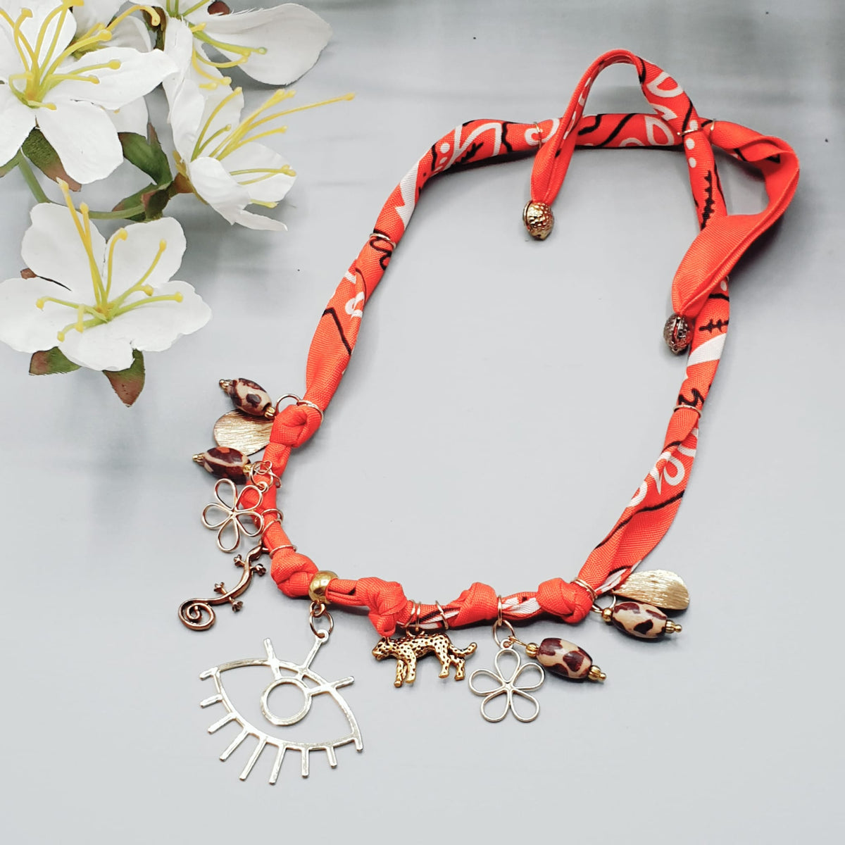 Collana Bandana arancio con Charms – Pezzo Unico