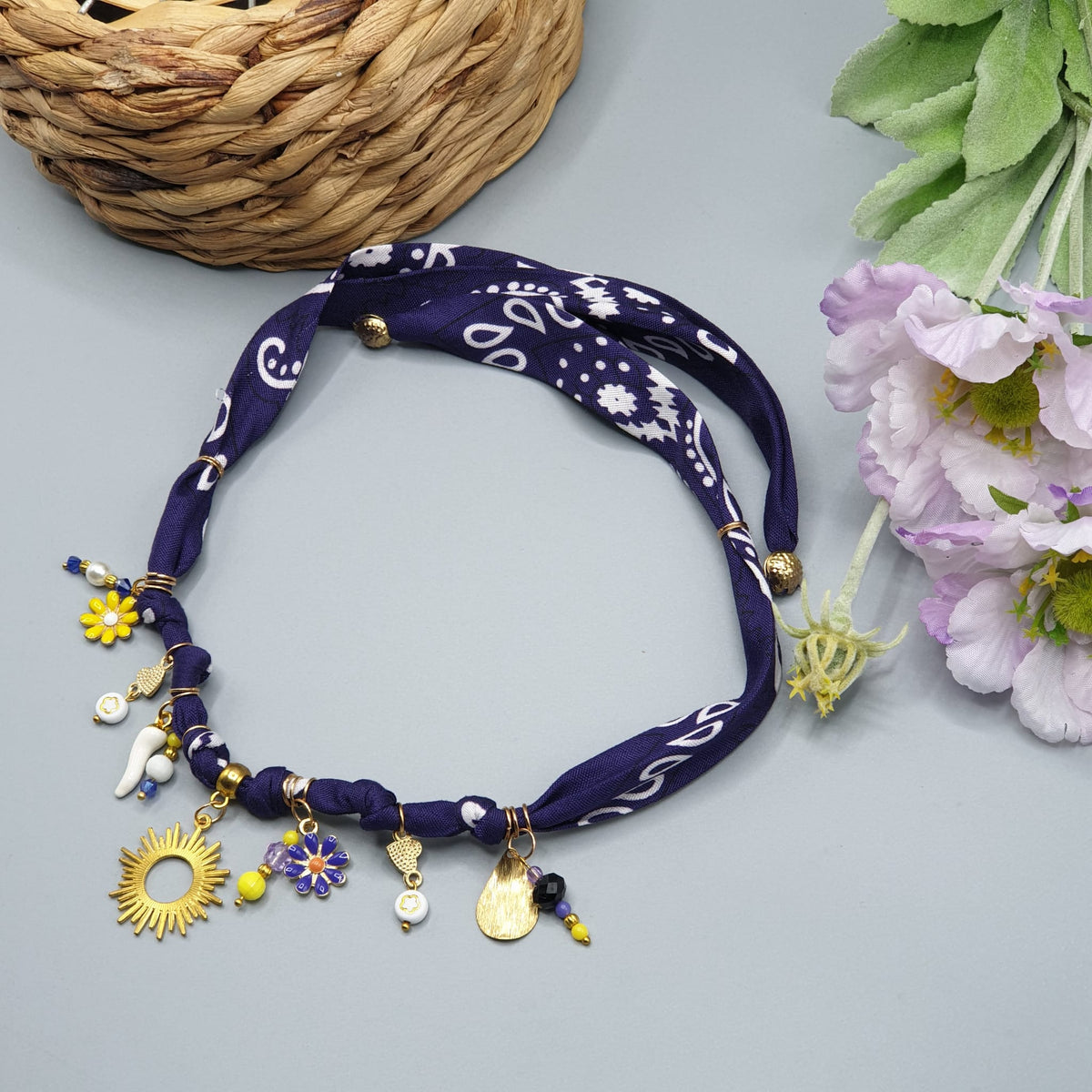 Collana Bandana viola con Charms – Pezzo Unico