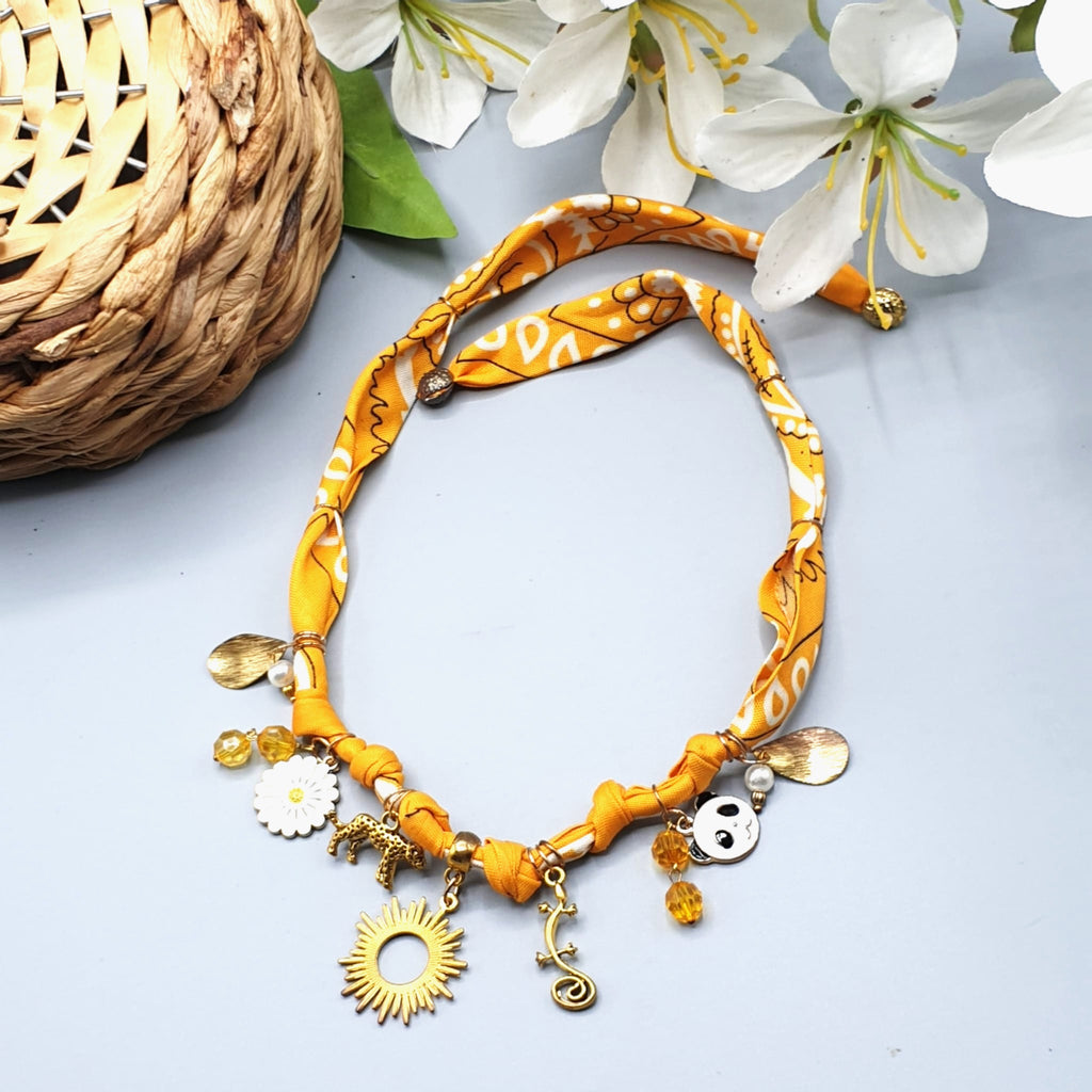Collana Bandana senape con Charms – Pezzo Unico
