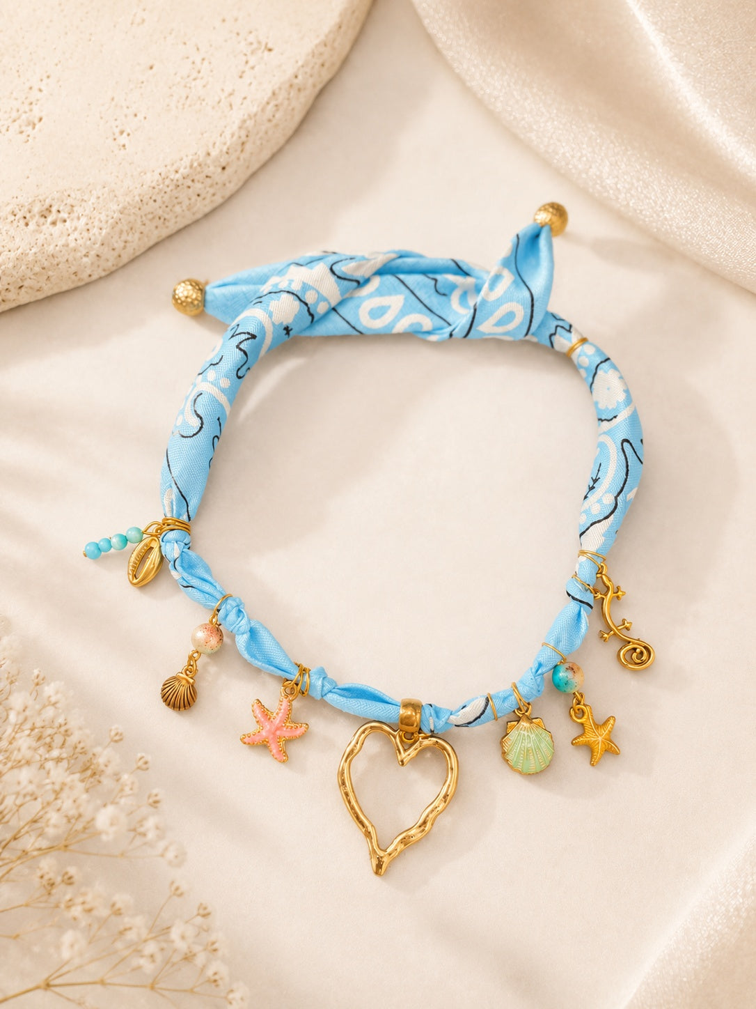 Collana Bandana celeste con Charms – Pezzo Unico