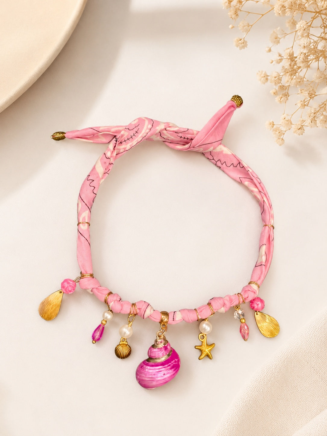 Collana Bandana Rosa con Charms – Pezzo Unico